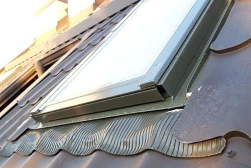 Доставка и монтаж на Метални керемиди модел ROOF цвят по Ral 8019 mat кв. Лозенец