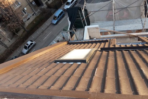 Доставка и монтаж на Метални керемиди модел ROOF цвят по Ral 8019 mat кв. Лозенец
